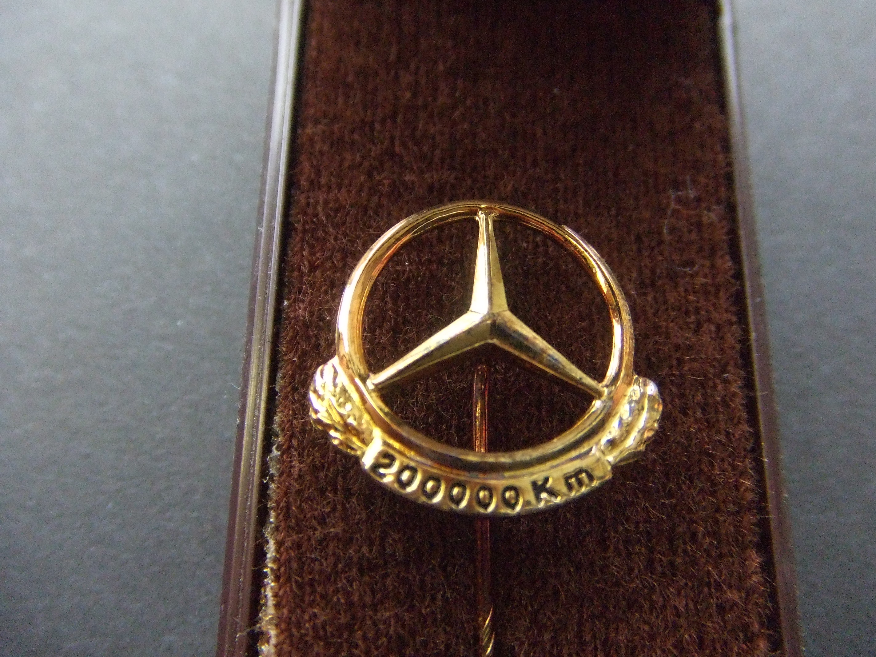 Mercedes 200.000 km speld verguld in origineel doosje